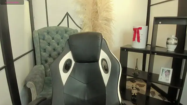 Snapshot of MattThompsonn chatting on February 15, 2026, 10:52 pm MattThompsonn online show from February 15, 2026, 10:52 pm