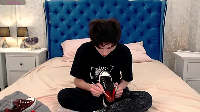 via mayer  online show from October 25, 2025, 8:46 am