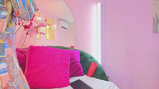 scarlette69 online show from February 18, 2026, 7:43 pm