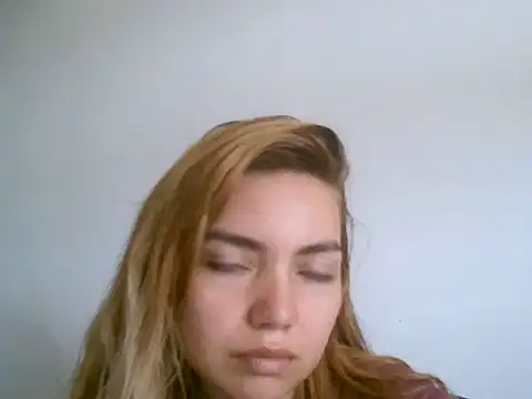 VittoriaTaylor online show from November 20, 2025, 8:42 pm