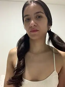 Bella still online show from November 26, 2025, 1:44 pm