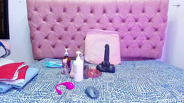 Auroraa miller online show from October 2, 2025, 11:57 am