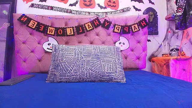 Auroraa miller online show from October 22, 2025, 11:53 am