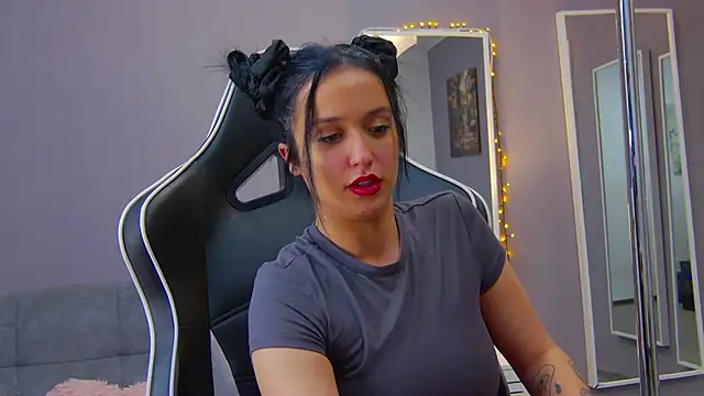 Snapshot of Eva_Lovvia_ chatting on February 3, 2025, 10:21 pm Eva Lovvia  online show from February 3, 2025, 10:21 pm