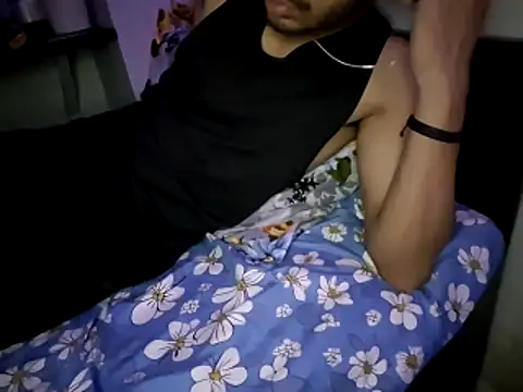 hot hunk boy online show from October 24, 2025, 2:27 pm