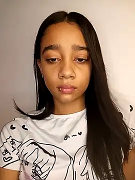 Snapshot of Zoe_Sweett18 chatting on April 20, 2026, 6:31 pm Zoe Sweett18 online show from April 20, 2026, 6:31 pm