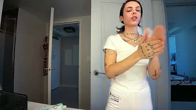 bunnierotten online show from June 11, 2026, 6:05 pm