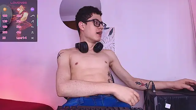 Snapshot of wolfandsky chatting on February 23, 2026, 12:06 pm wolfandsky online show from February 23, 2026, 12:06 pm