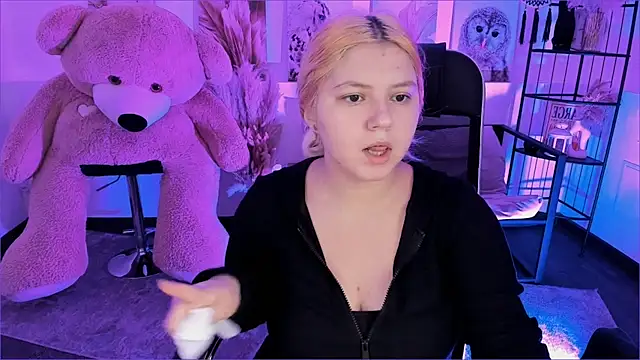 DiaAngell online show from December 3, 2025, 10:20 pm