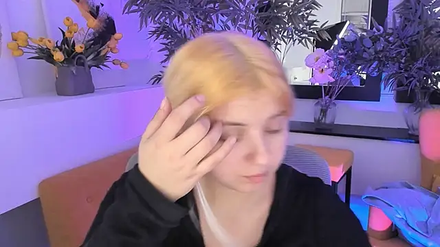 DiaAngell online show from November 14, 2025, 8:01 pm