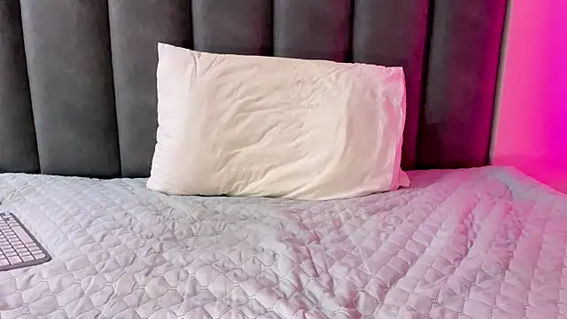 max shy online show from November 3, 2025, 5:49 pm