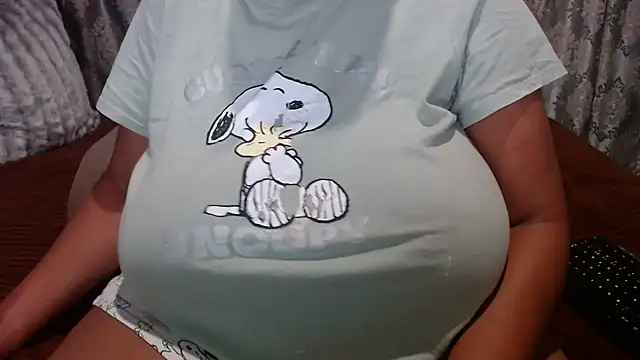Snapshot of BUBBLYBUNNYxx chatting on May 3, 2026, 5:49 pm BUBBLYBUNNYxx online show from May 3, 2026, 5:49 pm