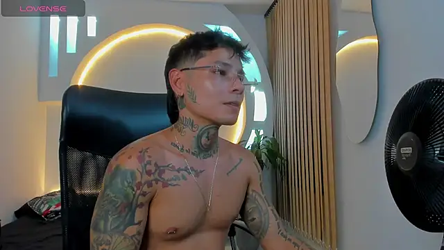 Snapshot of tattokoi chatting on January 19, 2025, 1:43 am tattokoi online show from January 19, 2025, 1:43 am