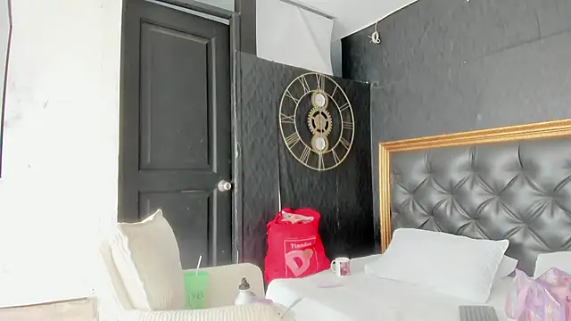 Snapshot of DalayMoore chatting on December 21, 2025, 7:48 pm DalayMoore online show from December 21, 2025, 7:48 pm