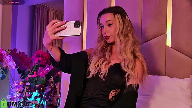 MaeveDream online show from October 22, 2025, 6:29 pm