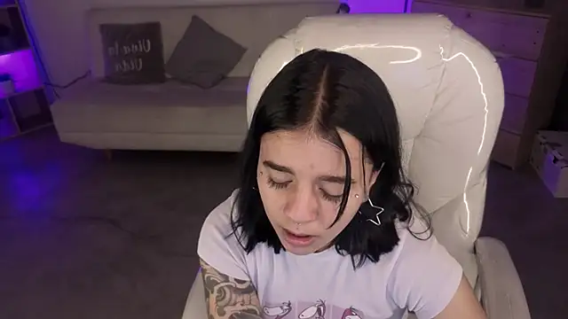 Nicole Foxx  online show from January 9, 2026, 7:10 pm