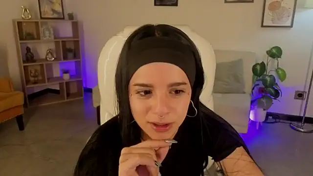 Nicole Foxx  online show from November 14, 2025, 7:28 pm