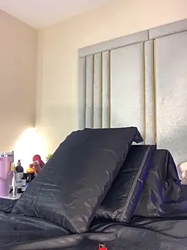 Liincostelloo online show from December 1, 2025, 7:37 pm