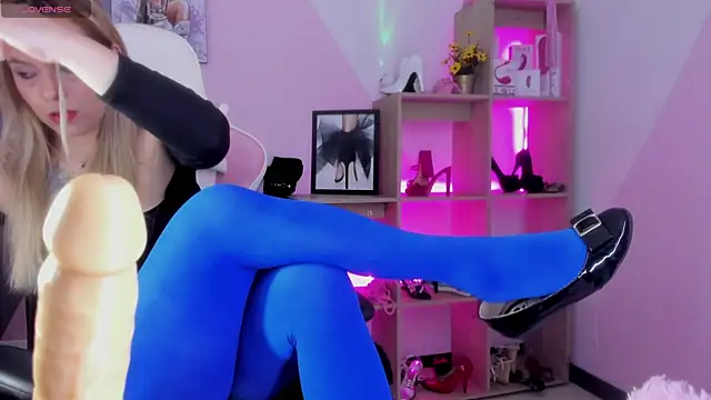 RayaCarr  online show from November 12, 2025, 1:48 pm