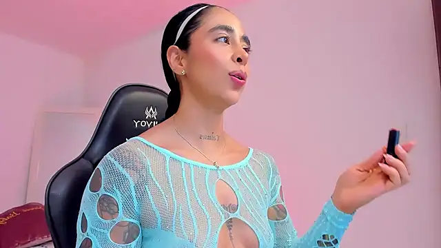 sophierooy22 online show from April 4, 2026, 6:03 pm