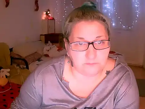 Marryllunax online show from December 15, 2025, 7:52 pm