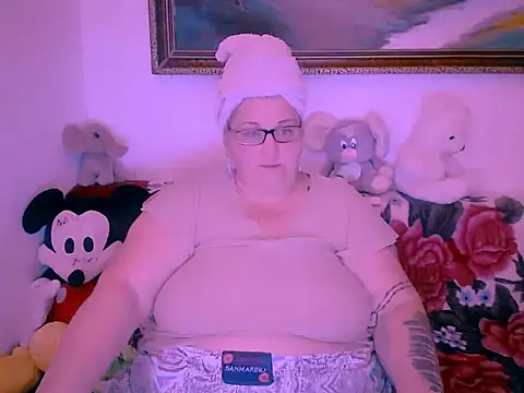 Marryllunax online show from November 10, 2025, 8:14 pm