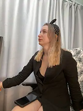 LillyFan-X online show from June 13, 2026, 4:43 am