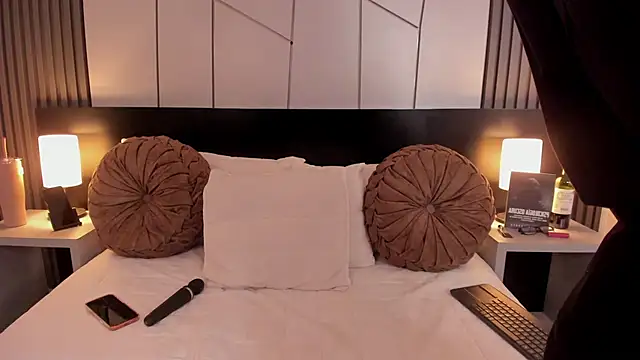 fiorella paris online show from November 3, 2025, 3:45 am