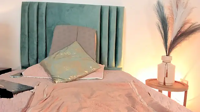 GiaBlakee online show from January 28, 2025, 2:42 pm