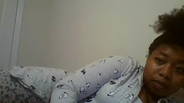 Snapshot of angeliquebelcali chatting on February 24, 2025, 12:20 am angeliquebelcali online show from February 24, 2025, 12:20 am