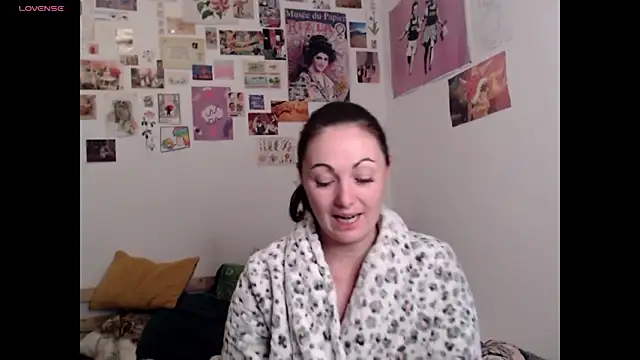 AdorahB3ll3 online show from December 2, 2025, 8:10 pm