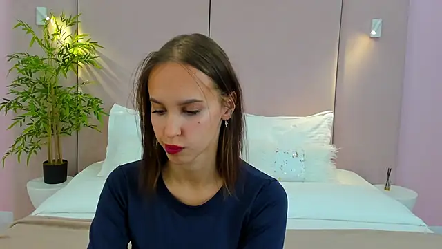 SandraTucker online show from October 4, 2025, 2:57 am