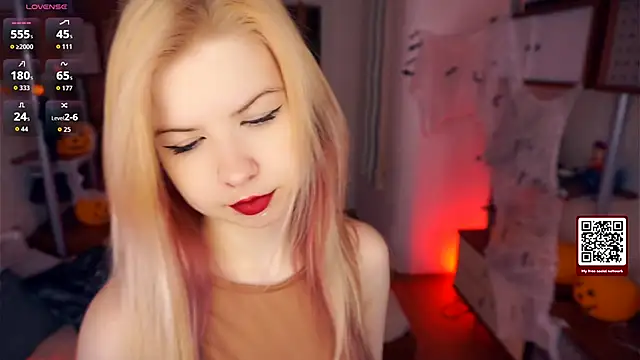 LynetHakes online show from November 3, 2025, 4:28 am