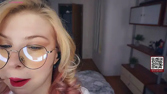 LynetHakes online show from November 26, 2025, 6:35 am