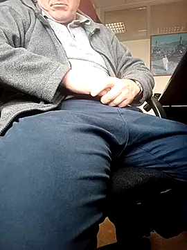 garibaldi1974 online show from November 11, 2025, 11:05 am