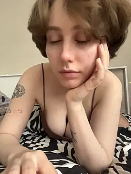 Snapshot of Molli_Luv chatting on March 5, 2026, 8:11 am Molli Luv online show from March 5, 2026, 8:11 am