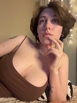 Snapshot of Molli_Luv chatting on March 6, 2026, 4:24 pm Molli Luv online show from March 6, 2026, 4:24 pm