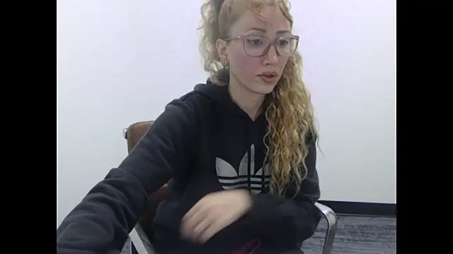 Snapshot of rosepuss chatting on December 19, 2025, 2:19 pm rosepuss online show from December 19, 2025, 2:19 pm