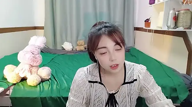 Snapshot of Song_99 chatting on February 18, 2025, 5:42 pm Song 99 online show from February 18, 2025, 5:42 pm