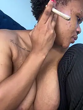 Snapshot of Boneca25 chatting on April 8, 2026, 8:27 am Boneca25 online show from April 8, 2026, 8:27 am