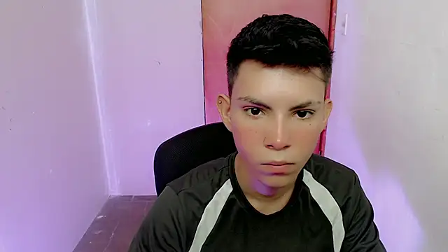 Snapshot of Alexxx_lov chatting on September 13, 2025, 1:11 pm Alexxx lov online show from September 13, 2025, 1:11 pm