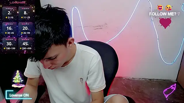 Snapshot of Alexxx_lov chatting on December 18, 2025, 1:04 pm Alexxx lov online show from December 18, 2025, 1:04 pm