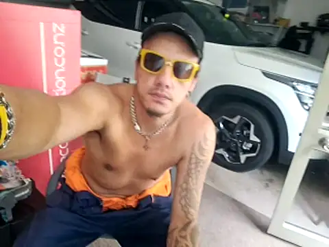 Snapshot of TAIZWRLD chatting on November 18, 2025, 12:04 am TAIZWRLD online show from November 18, 2025, 12:04 am