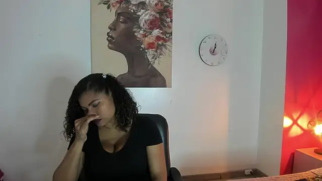 CamiilaReyes online show from November 24, 2025, 1:11 pm