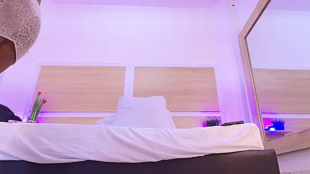 SamanthaMilann online show from June 19, 2026, 11:27 am