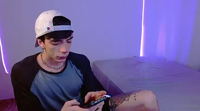 H3ll B0I online show from February 11, 2025, 6:40 am