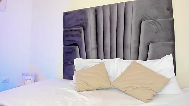 EvaQueen   online show from March 6, 2025, 7:43 pm