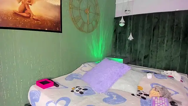 zoe taylorr1 online show from November 6, 2025, 5:00 am