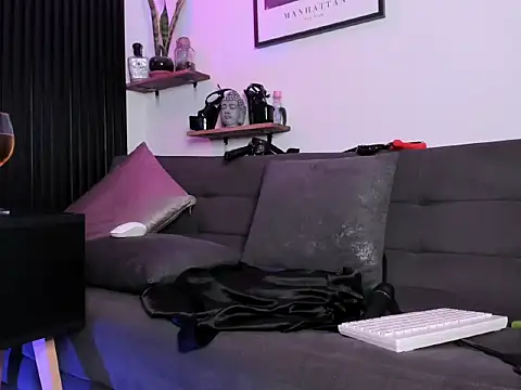 SadieManson  online show from June 7, 2026, 10:48 pm