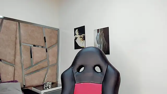 Snapshot of LeandroRusso chatting on February 25, 2025, 8:00 pm LeandroRusso online show from February 25, 2025, 8:00 pm